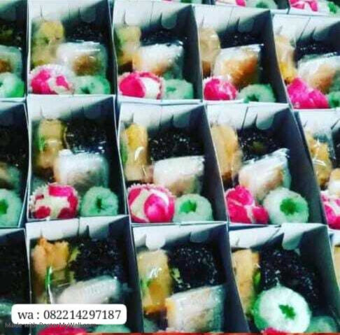 082214297187,Snack box isi variasi makanan ringan campaka mekarA New ...