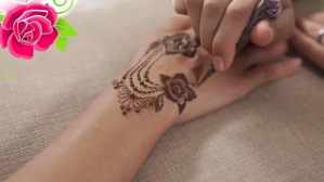 Brown Applying henna on hand Miniatura di YouTube Template