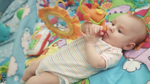 Baby playing toys Coverfoto til YouTube-kanal template
