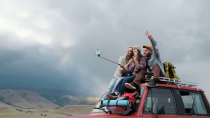 Grey Bachelor enjoy trip and taking selfie ตัวอย่างภาพบน YouTube Template