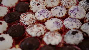 灰色 Desserts YouTube Thumbnail Template