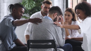 棕色 Friends helping in mental stress YouTube Thumbnail Template