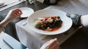 Google Search Restaurant Marketing Video Digitalanzeige (16:9) template
