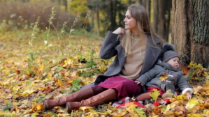 mom and baby sitting in autumn fall YouTube-Miniaturansicht template