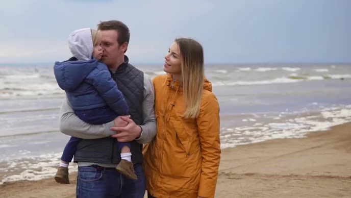 mom and dad kissing baby Уменьшенное изображение YouTube template