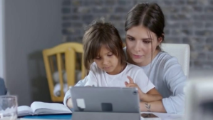 mom teaching laptop to her child Miniatura di YouTube template