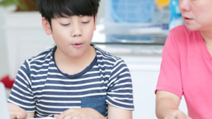 MOTHER HOLDS HER CHILD YouTube-miniature template