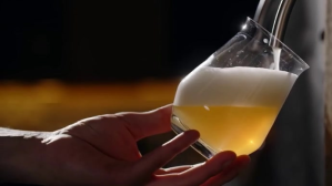 Black Beer Pouring Coverfoto til YouTube-kanal Template
