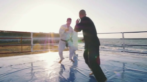 白色 Self defense video YouTube-thumbnail Template