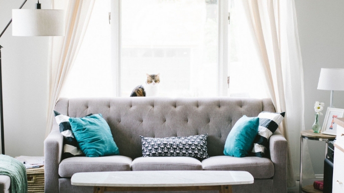 Sofa Living Room - Zoom Background Templates Presentasi (16:9)